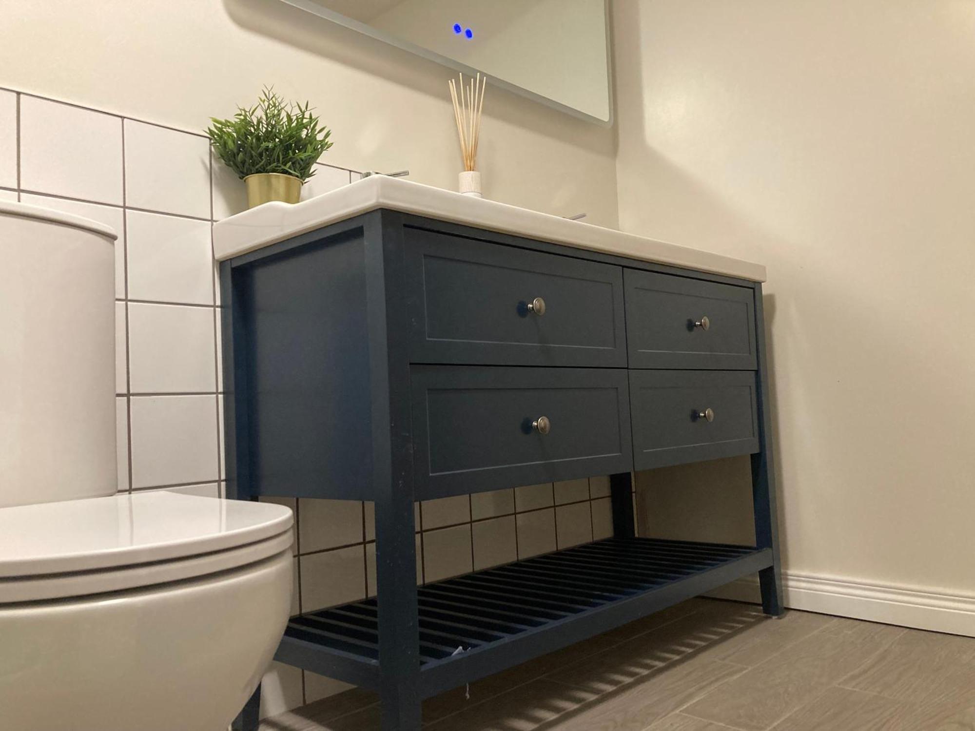 בלפסט Smart 4K Tvs In All Bedrooms Double Vanity Sink מראה חיצוני תמונה