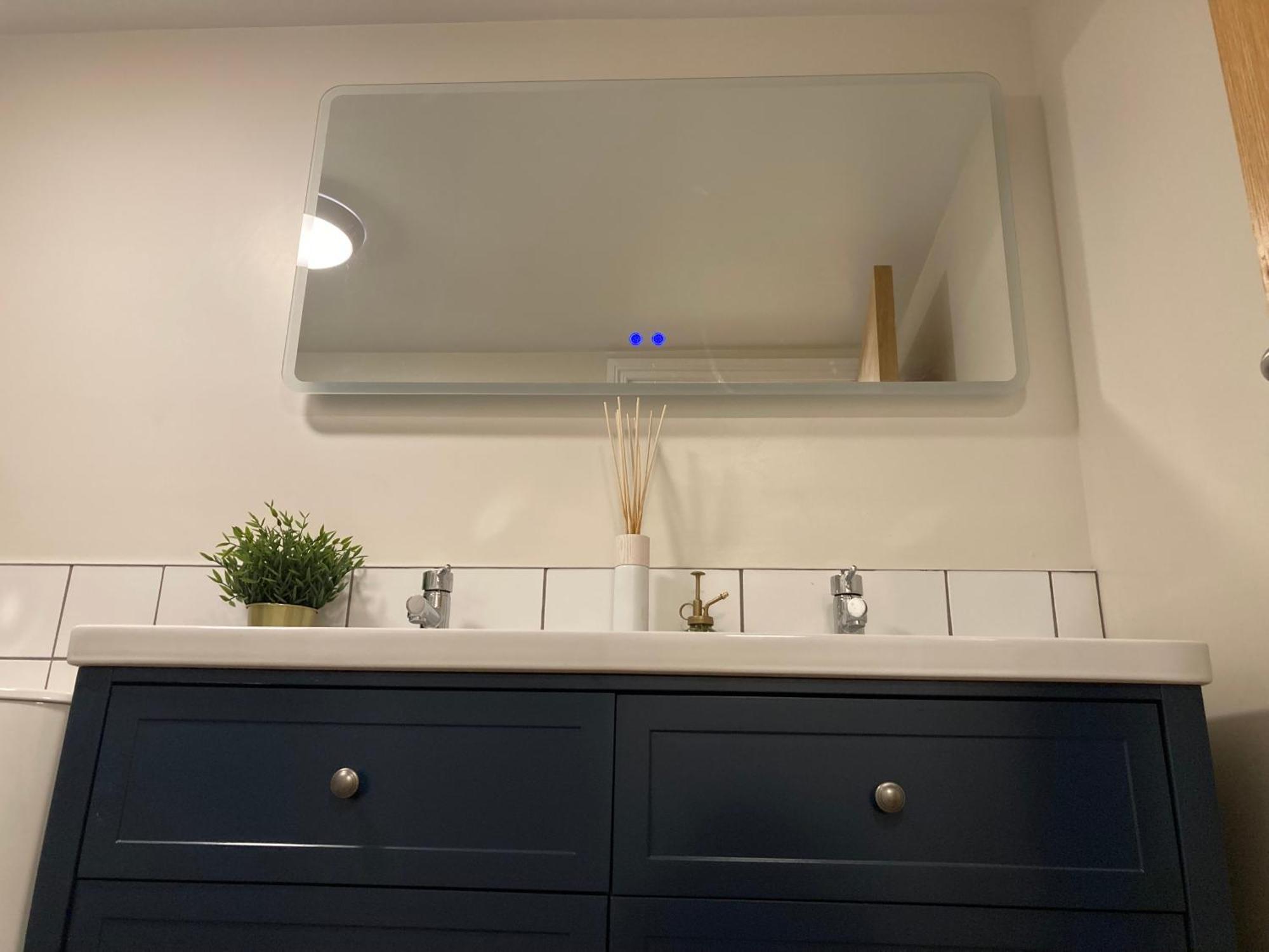 בלפסט Smart 4K Tvs In All Bedrooms Double Vanity Sink מראה חיצוני תמונה