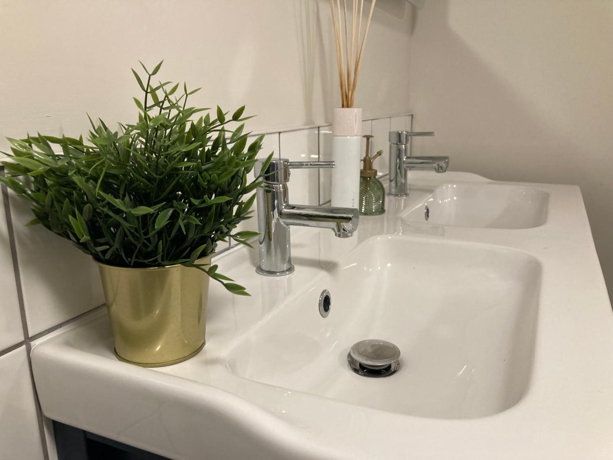 בלפסט Smart 4K Tvs In All Bedrooms Double Vanity Sink מראה חיצוני תמונה