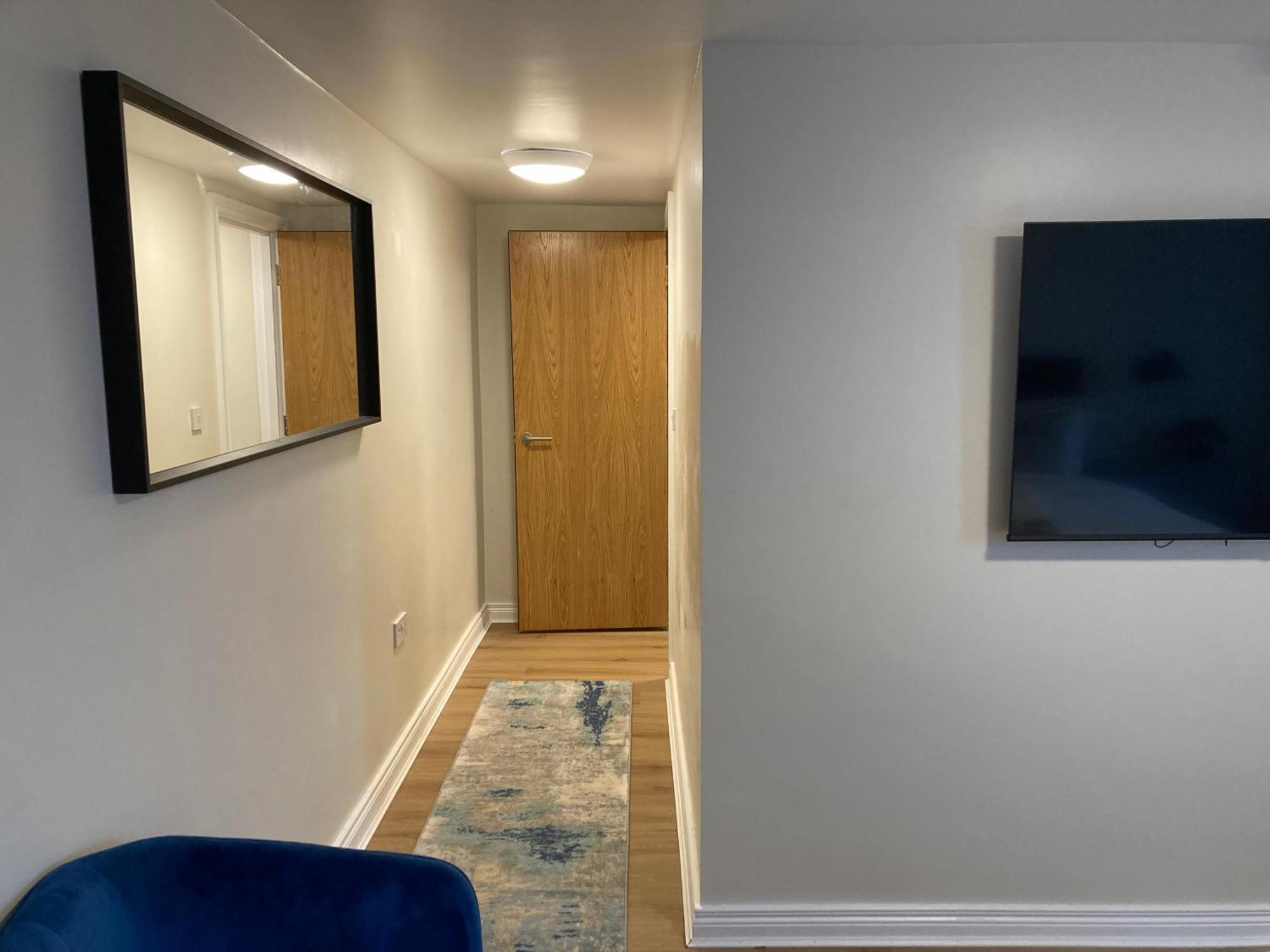 בלפסט Smart 4K Tvs In All Bedrooms Double Vanity Sink מראה חיצוני תמונה
