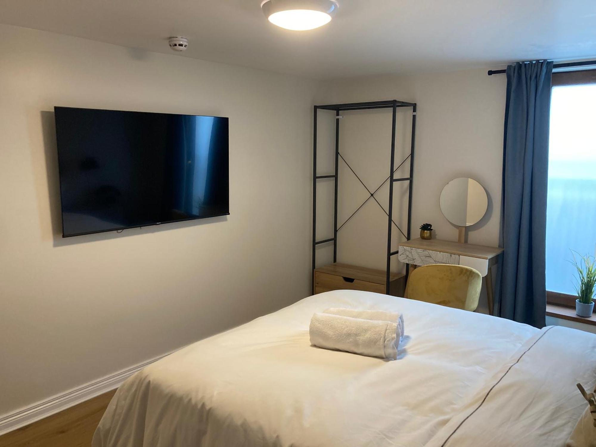 בלפסט Smart 4K Tvs In All Bedrooms Double Vanity Sink מראה חיצוני תמונה