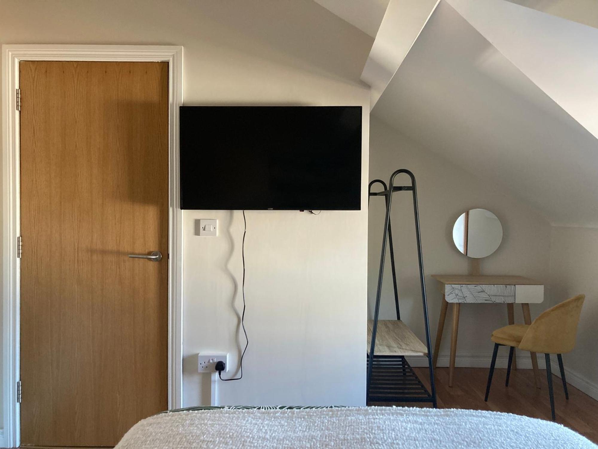 בלפסט Smart 4K Tvs In All Bedrooms Double Vanity Sink מראה חיצוני תמונה